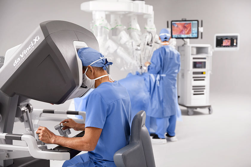 Surgeon using the da Vinci Xi surgical robot.