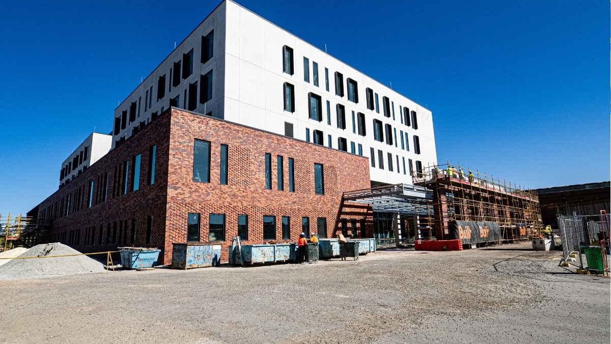 The facade of a hospital made form white slabs and red bricks