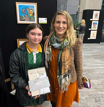 Olivia Deery from St Vincent’s Primary School with Mrs Vicky Wright and the visual arts scholarship at the Angelico Awards.