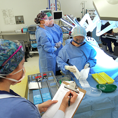 nurses working with the da vinci