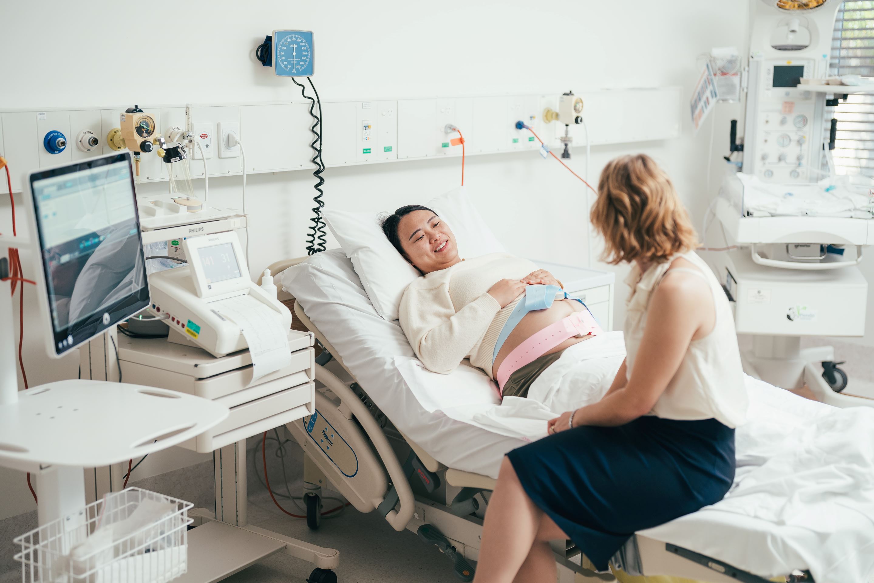 Specialist consulting with pregnant patient