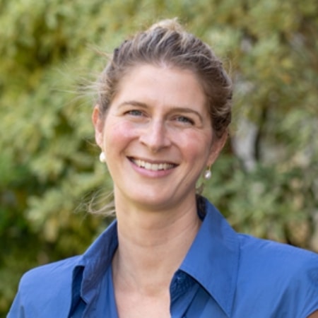 Portrait of Dr Pippa Robertson