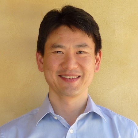 Portrait of Dr Geoff Hee